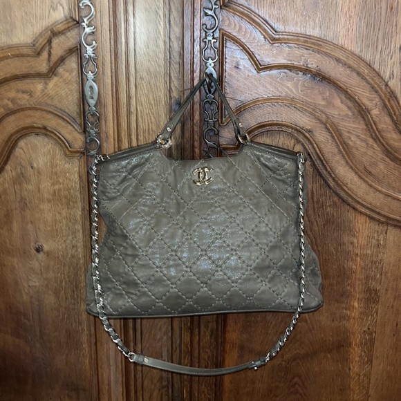 Chanel CC Sea Hit Tote Quilted Iridescent Calfskin Large - Picture 14 of 16